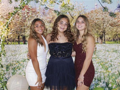 3 students pose together at Homecoming